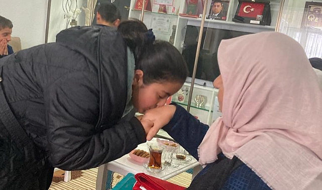 Ağrı'da öğrencilerden Şehit ailesine ziyaret