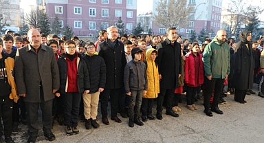 Ağrı'da şehitler için okullarda bir dakikalık saygı duruşunda bulunuldu