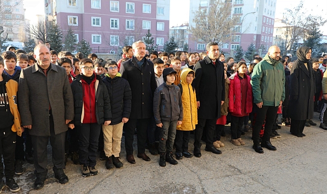 Ağrı'da şehitler için okullarda bir dakikalık saygı duruşunda bulunuldu