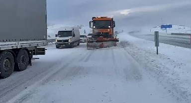 Ağrı'da yoğun kar yağışı nedeniyle 'Tendürek Geçidi' ulaşıma kapandı