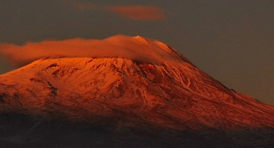 Ağrı Dağı'na yansıyan gün ışığı büyüledi