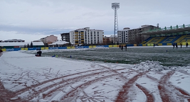 Ağrı futbol sahasında kar temizleme çalışması