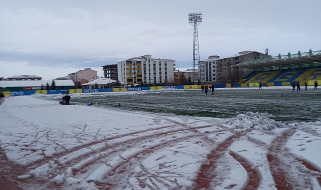 Ağrı futbol sahasında kar temizleme çalışması