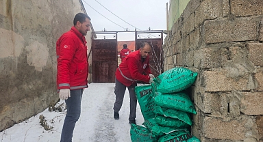 Ağrı Kızılay, İhtiyaç Sahiplerine Ulaşmaya Devam Ediyor (Videolu Haber)