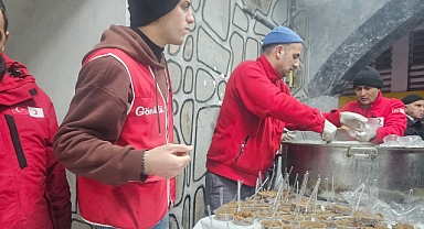 Ağrı Merkez Camii’nde Regaib Kandili münasebetiyle helva dağıtıldı