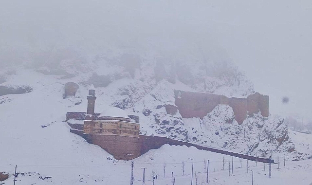 Ağrı'nın tarihi sarayı İshak Paşa Sarayı'ndan kar manzaraları