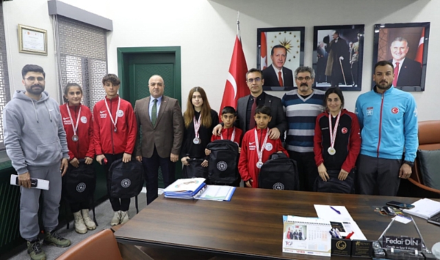 Ağrılı kayakçılar Hakkari'den 8 madalya ile döndü