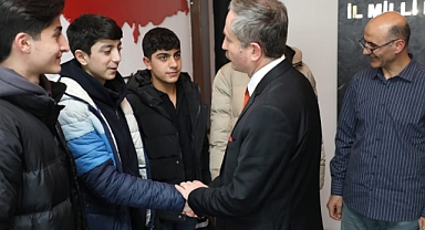 Ağrılı öğrencilerden Milli Eğitim Müdürü Kökrek'e ziyaret