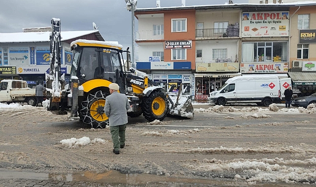 Ahlat Belediyesi Kar Temizleme Çalışmalarını Sürdürüyor