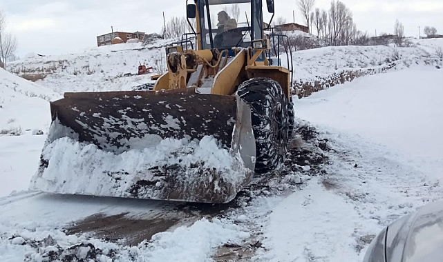 Ahlat Belediyesi, karla mücadele çalışmalarını aralıksız sürdürüyor