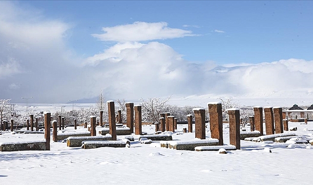 Ahlat'taki Selçuklu Meydan Mezarlığı karla kaplandı