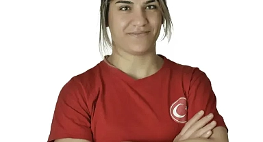 Ak Parti İlçe Başkanı Taşdemir Ağrılı Görme Engelli Milli Sporcu Zeynep Çelik'e çiçek gönderdi (Videolu Haber)