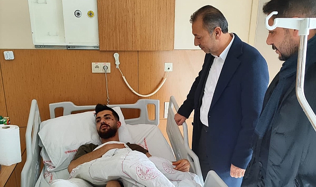 Ak Parti İlçe Başkanı Taşdemir Patnos'ta kaza geçiren yaralıları hastanede ziyaret etti