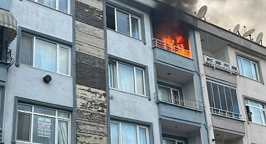 Alev alev yanan evde 2 çocuk dumandan etkilendi