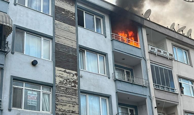 Alev alev yanan evde 2 çocuk dumandan etkilendi