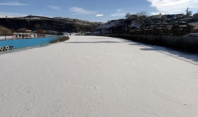 Ardahan, Kars ile Ağrı'da soğuk hava nehir ve gölleri dondurdu
