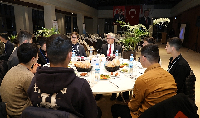 Bakan yardımcısı Nazif Yılmaz Ağrılı gençlerle bir araya geldi