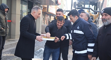 Başkan Karadoğan, sahada çalışan belediye ekiplerine tatlı ikram etti