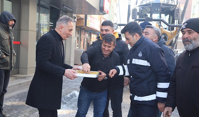 Başkan Karadoğan, sahada çalışan belediye ekiplerine tatlı ikram etti