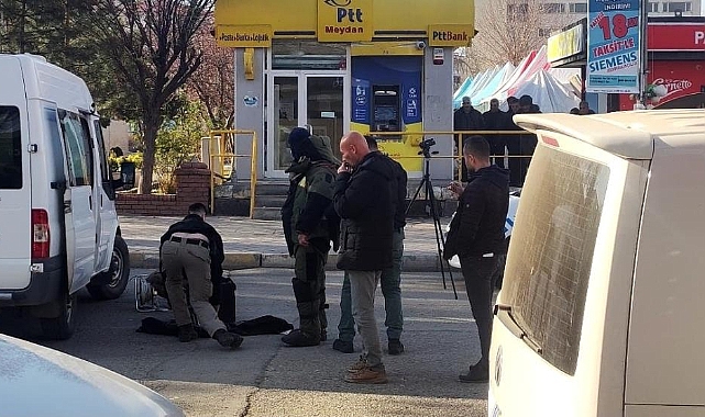 Belediyenin önündeki şüpheli paket fünye ile patlatıldı