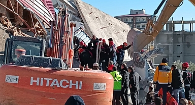 Binanın operatörün üzerine yıkılma anı anbe an kamerada