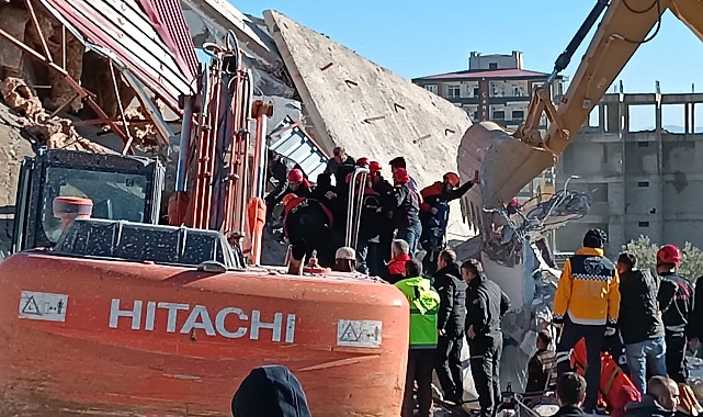 Binanın operatörün üzerine yıkılma anı anbe an kamerada