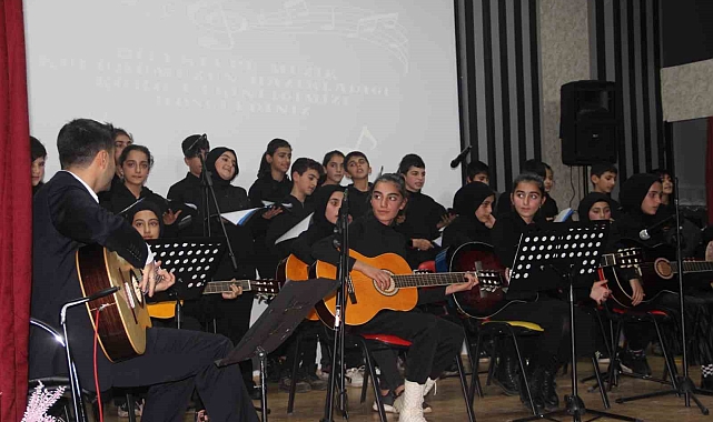 Bingöl'de köy okulu öğrencileri müzik grubu kurdu, konser verdi