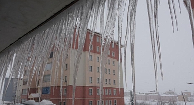 Bitlis’te çatılardaki buz sarkıtlarının boyu 2 metreyi buldu