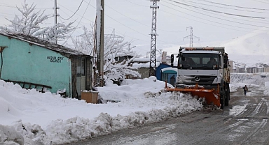Bitlis'te kar zorluğu: Karın kapattığı 213 köy yolu ulaşıma açıldı