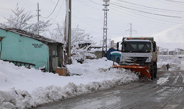 Bitlis'te kar zorluğu: Karın kapattığı 213 köy yolu ulaşıma açıldı