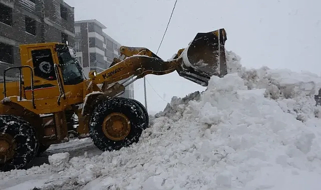 Bitlis’te yoğun kar yağışı nedeniyle 44 köy yolu ulaşıma kapandı