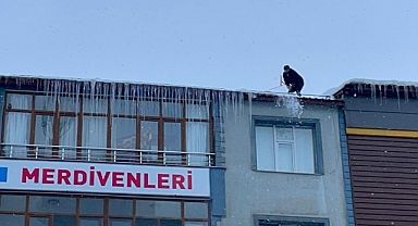 Bitlis’te yürekleri ağızlara getiren çatı temizliği