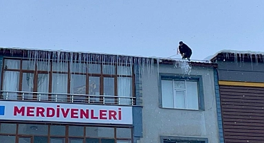 Bitlis’te yürekleri ağızlara getiren çatı temizliği