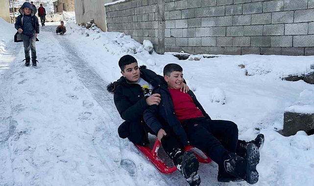 Bitlis'te çocukların kızak keyfi