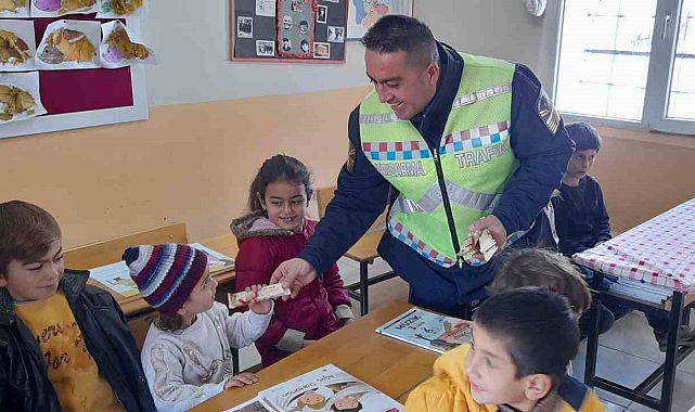 Bitlis'te Jandarma öğrencilerin karne heyecanına ortak oldu