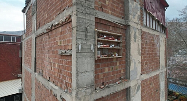 Bu kavanozları görenler göz yaşını tutamıyor! Depremde bina yıkıldı kavanozlar yerinde duruyor