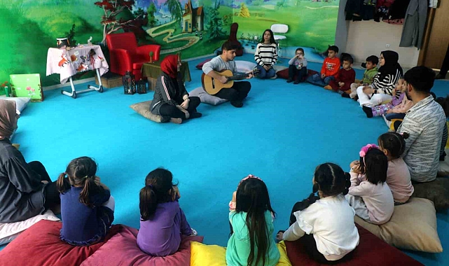 Bu sınıfta minik öğrencilere masal anlatılıyor