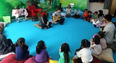 Bu sınıfta minik öğrencilere masal anlatılıyor