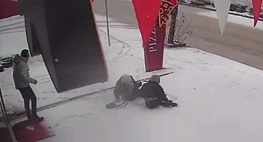 Buzlanma nedeniyle kayıp düşenler kameralara yansıdı