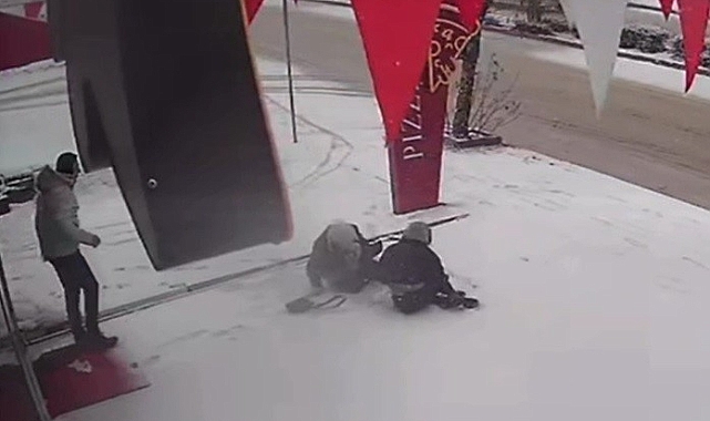 Buzlanma nedeniyle kayıp düşenler kameralara yansıdı