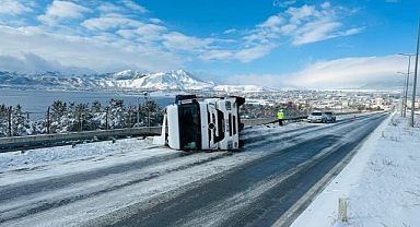 Buzlanma nedeniyle tır devrildi: 3 yaralı