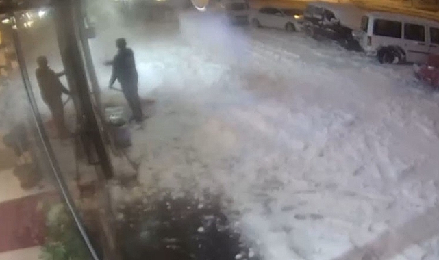 Çatıdan düşen karın altında kalmaktan kıl payı kurtuldu