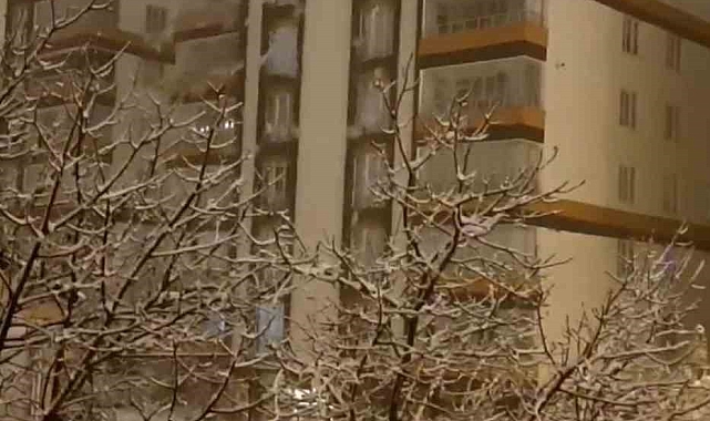 Çatılardaki kar kütleleri tehlike saçıyor