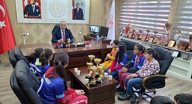 Cemil Budak, 6 farklı kategoride derece elde eden başarılı öğrencileri tebrik etti