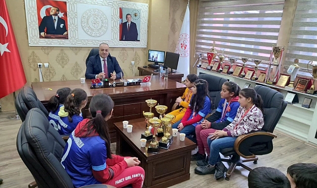 Cemil Budak, 6 farklı kategoride derece elde eden başarılı öğrencileri tebrik etti