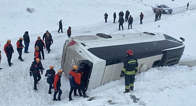 Cenazeden dönen otobüs buzlanma nedeniyle devrildi: 20 yaralı