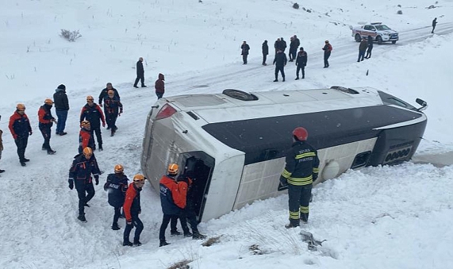 Cenazeden dönen otobüs buzlanma nedeniyle devrildi: 20 yaralı