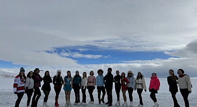 Çıldır Gölü dondu:  Buz pateni sporcularına ev sahipliği yaptı