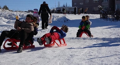 Çocukların düşe kalka kızak keyfi