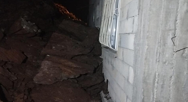 Dağdan kopan kaya parçaları evin üzerine düştü